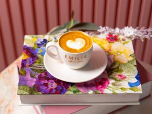 Discover Emilia Café Kuwait — the viral pink café known for its dreamy floral interiors, aesthetic desserts, and smooth iced coffee. A must-visit Instagram café in Kuwait.