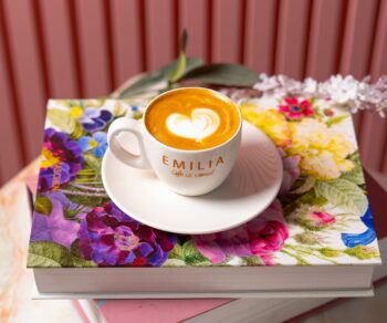 Discover Emilia Café Kuwait — the viral pink café known for its dreamy floral interiors, aesthetic desserts, and smooth iced coffee. A must-visit Instagram café in Kuwait.