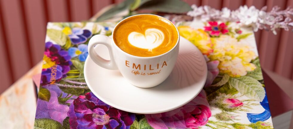 Discover Emilia Café Kuwait — the viral pink café known for its dreamy floral interiors, aesthetic desserts, and smooth iced coffee. A must-visit Instagram café in Kuwait.